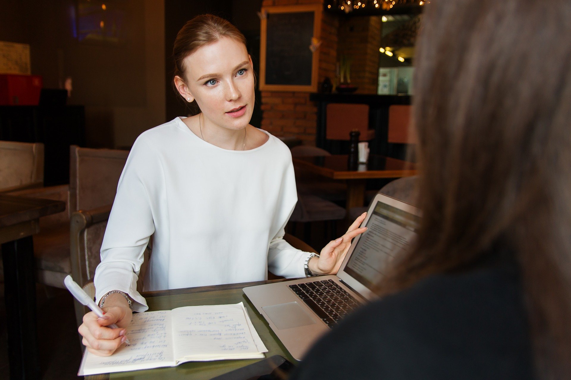 brainstorming communication avec une entrepreneure